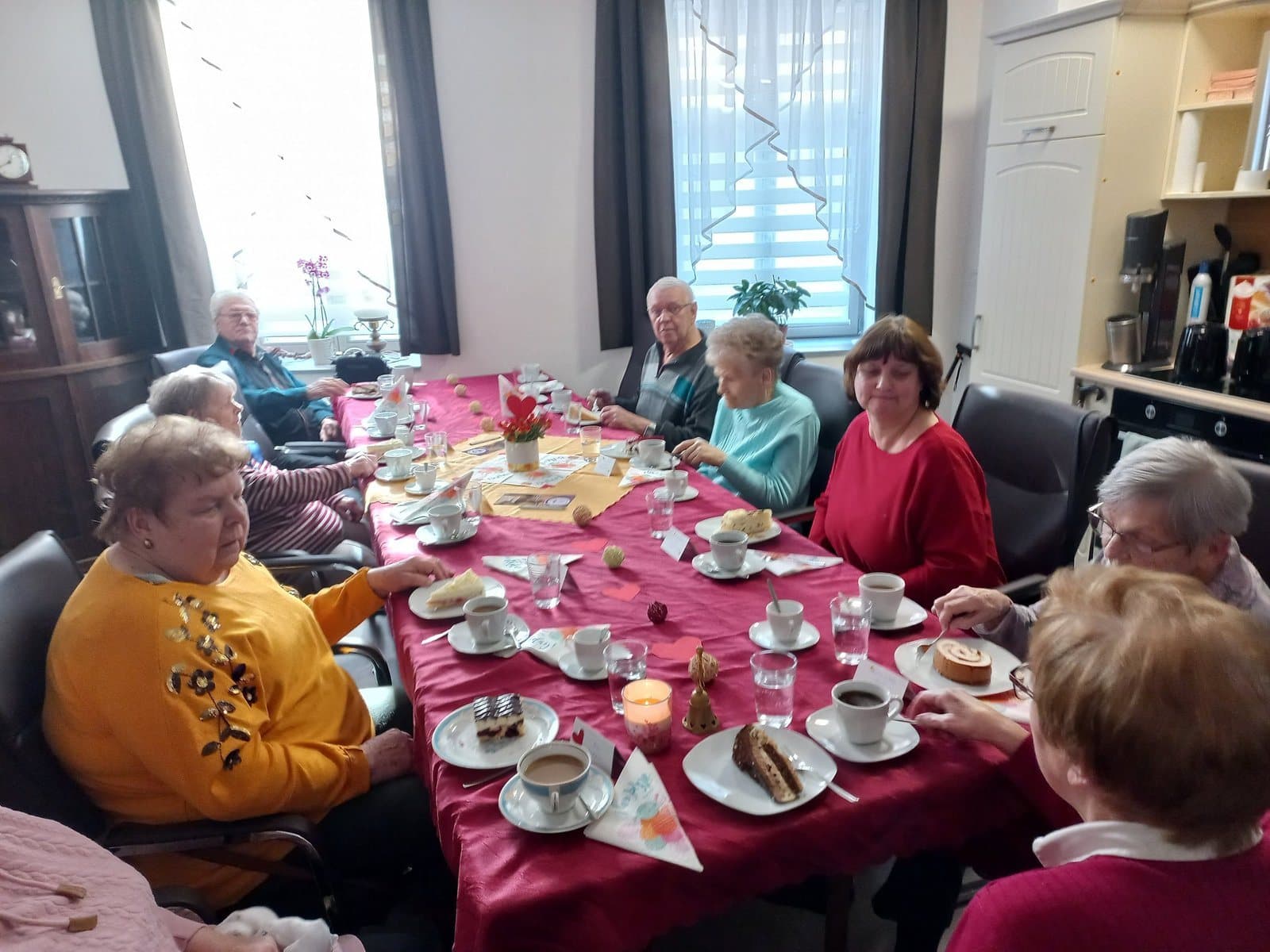 Seniorinnen und Senioren beim gemeinsamen Kaffeenachmittag